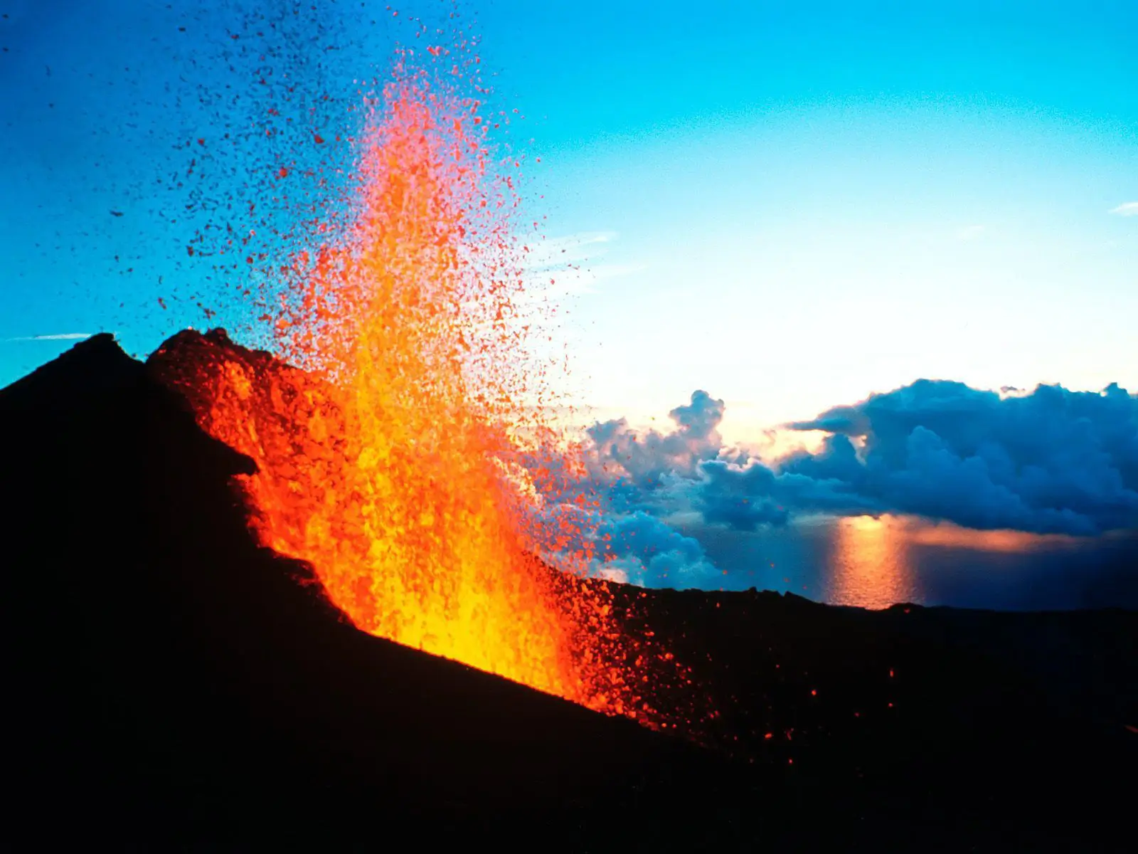 volcan de la fournaise en éruption